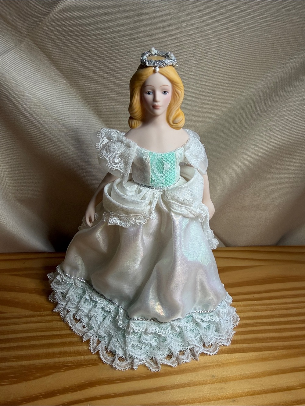 Vintage 1989 Avon Fine Collectibles Fairy Princess Porcelain Doll 9"